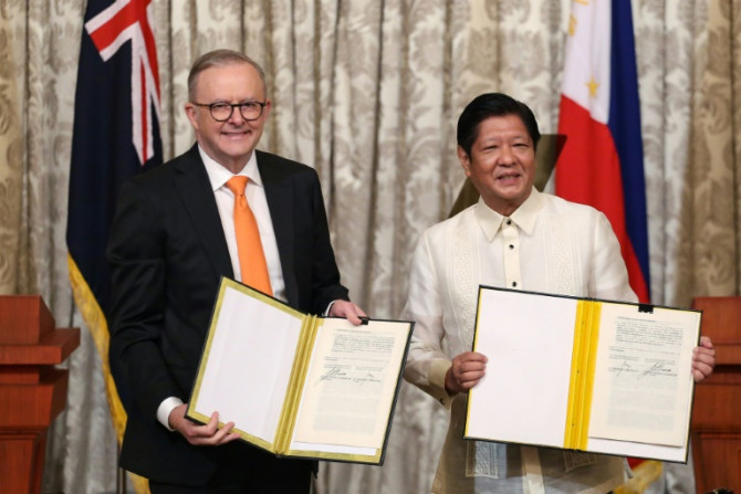 Australia's Prime Minister Anthony Albanese (L) and Philippines' President Ferdinand Marcos Jr pose for a photo at the Malacanang Palace in Manila