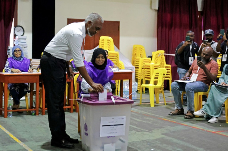 Dr. Mohamed Muizzu (2L), Mayor of Male and presidential candidate of the opposition party, People's National Congress (PNC) casts his vote at a polling station in Male on September 9, 2023, during the 2023 presidential election.He is a frontrunner in t