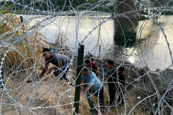 Noe Zelaya, a 35-year-old Honduran, reaches the US-Mexico border along with his wife and two children, only to find a barrier of barbed wire