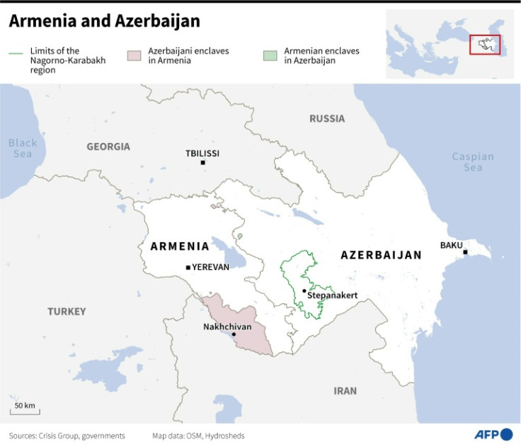 Map of Armenia and Azerbaijan showing the territories they control.