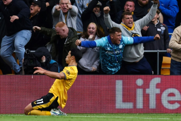 Hwang Hee-chan's winner handed Wolves a shock 2-1 win over Manchester City