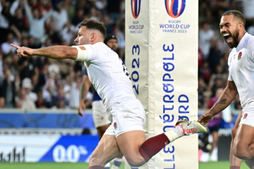 A late try from Danny Care enabled England to salvage an 18-17 win against Samoa in Lille