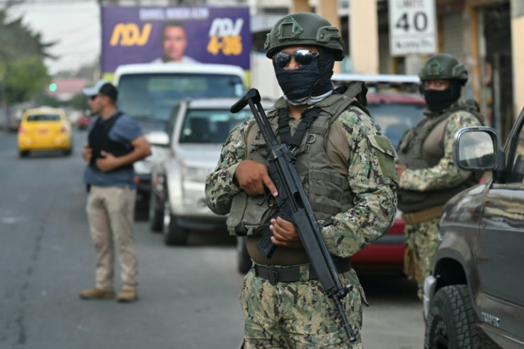 Fuerzas de seguridad custodian el inicio de una caravana en apoyo al candidato presidencial ecuatoriano Daniel Noboa, del Partido Acción Democrática Nacional, en Guayaquil el 6 de octubre de 2023