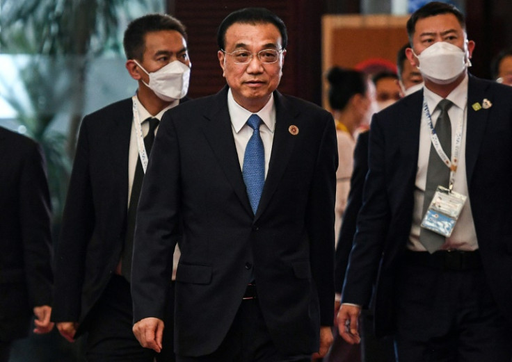 China's Prime Minister Li Keqiang (C) arrives at a Phnom Penh hotel in 2022 for an Asean summit