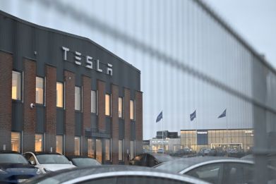 Some 130 mechanics at 10 Tesla workshops in seven cities of across Sweden first stepped off the job on October 27