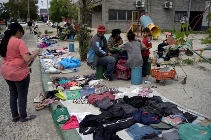 Across social class, Argentines are frozen by indecision faced with the two election candidates