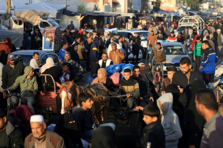 Palestinians crowd the streets of Khan Yunis to return to their homes early in the truce