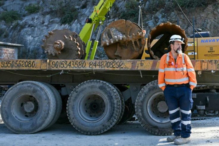 Arnold Dix, president of the International Tunnelling and Underground Space Association, pointed out that the "environmental footprint of a tunnel is likely to be less than the environmental footprint of a much larger and more complex road"