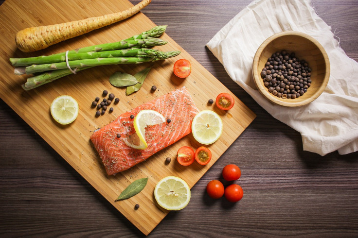 Salmon and Asparagus Foil Packets best healthy recipes for beginners. 