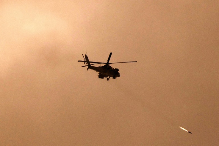 Um helicóptero militar israelense disparando um míssil em direção a Gaza em meio a batalhas entre Israel e o grupo militante Hamas