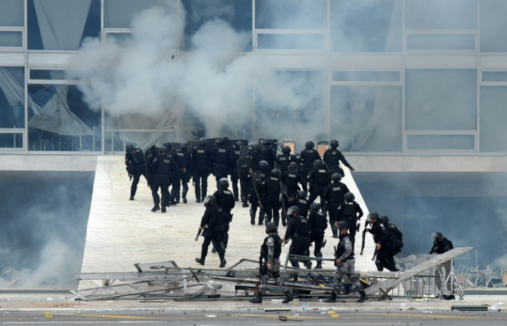 Security forces confront supporters of Brazilian former President Jair Bolsonaro who invaded the presidential palace in Brasilia on January 8, 2023