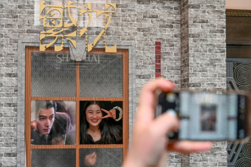 The release of "Blossoms" last month caused a stir because it can be viewed in both Mandarin and Shanghainese formats, a rare thing for a major TV production