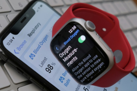 An Apple Watch 9 displays blood-oxygen level detection settings