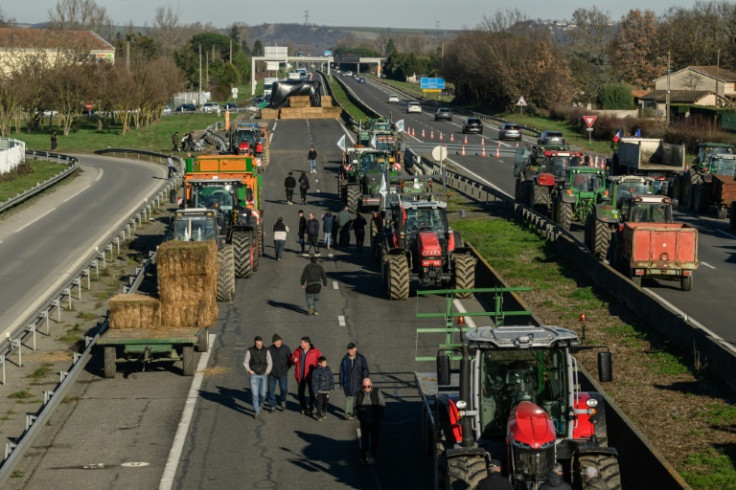 Dozens of tractors have blocked access to the A64 motorway southwest of Toulouse