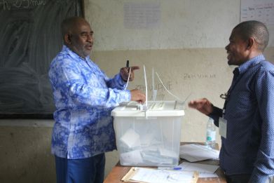 President Azali Assouman (l) casting his vote in this month's election
