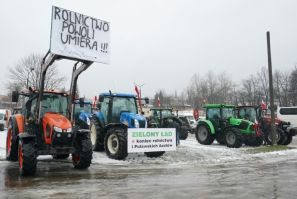 Polish farmers protest against Ukrainian agricultural products.
