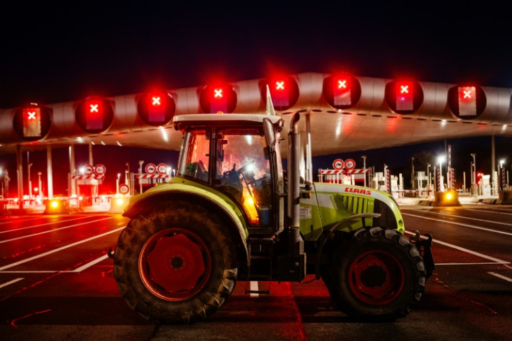 The main French farmers' union says all major roads leading to Paris will be occupied by farmers from Monday afternoon