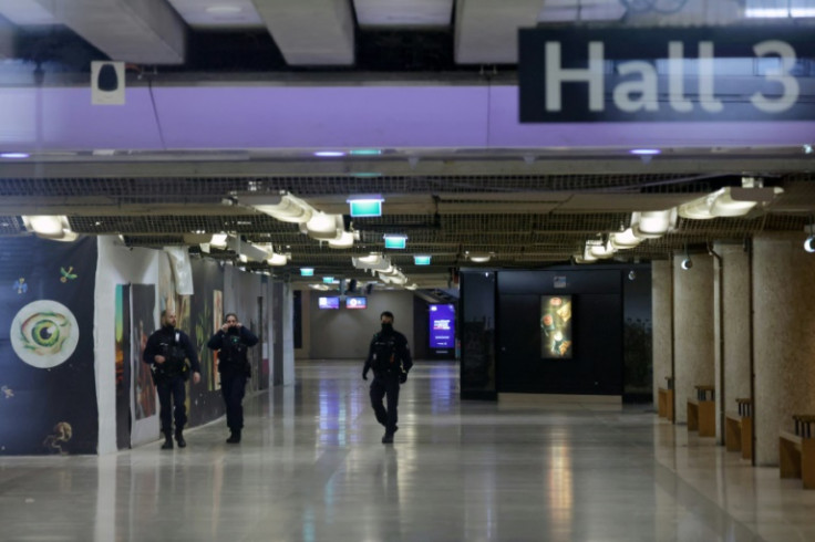 Passers-by overpowered the attackers before railway police arrived on the scene