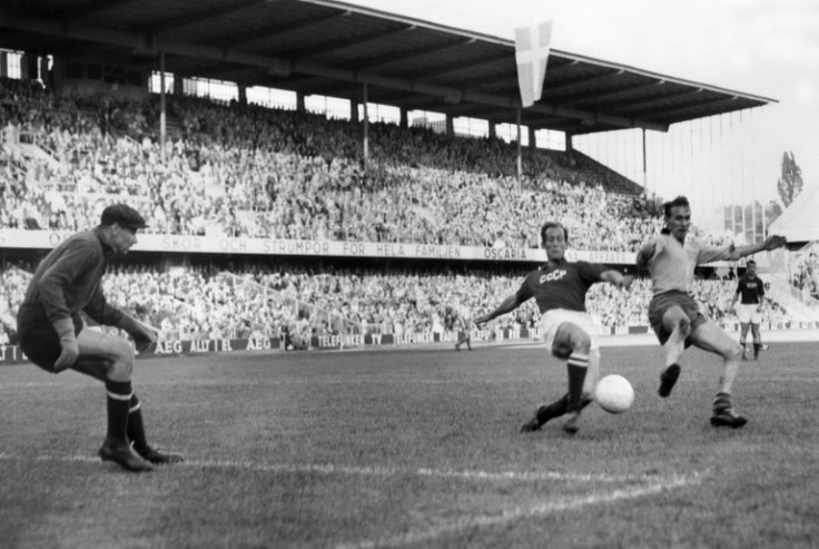 Kurt Hamrin (R) in action for Sweden against the Soviet Union in the 1958 World Cup