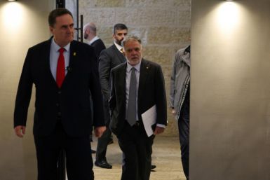 Brazil's ambassador to Israel Frederico Meyer (C) visits the Yad Vashem Holocaust Memorial museum in Jerusalem, where he was summoned by Israel's Foreign Minister Israel Katz (L)
