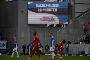 Anger: A display indicates 20 minutes of injury time due to fan protests during the Bundesliga match between Darmstadt and Stuttgart