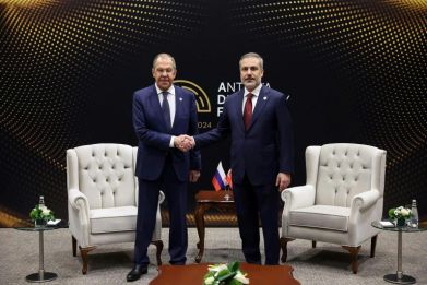 Turkey's Foreign Minister Hakan Fidan (R) meets Russian counterpart Sergei Lavrov (L) at the Antalya forum