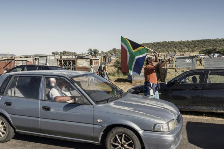 There were clashes on the outskirts of the South Afrian city of Bloemfontein on Tuesday between police and local residents angry that squatters have begun to construct a shantytown