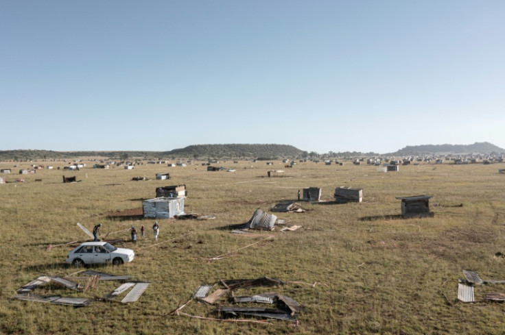 The new informal settlement in the Lourierpark district of Bloemfontein begins at the edge of the city but stretches four kilometres and towards privately-owned farmland