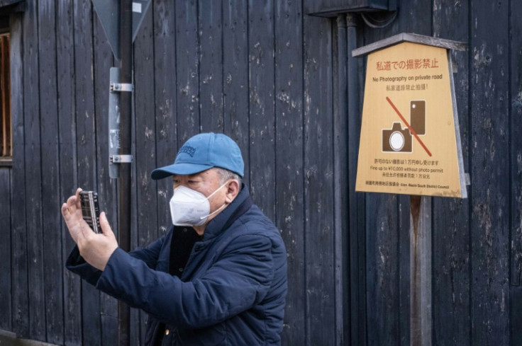 Since 2019, signs have announced a ban on photography in the private alleys