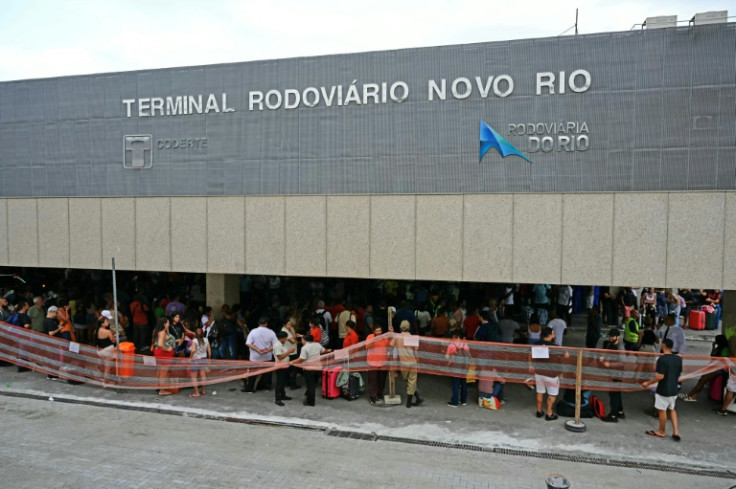 There were chaotic scenes at the Novo Rio station as gunshots rang out and fearful passengers scattered