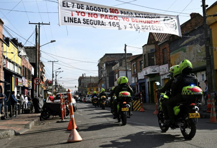 Des membres de la police Gaula (Groupes d'action unifiée pour la liberté personnelle) en patrouille à Bogota, le 20 février 2024 en Colombie