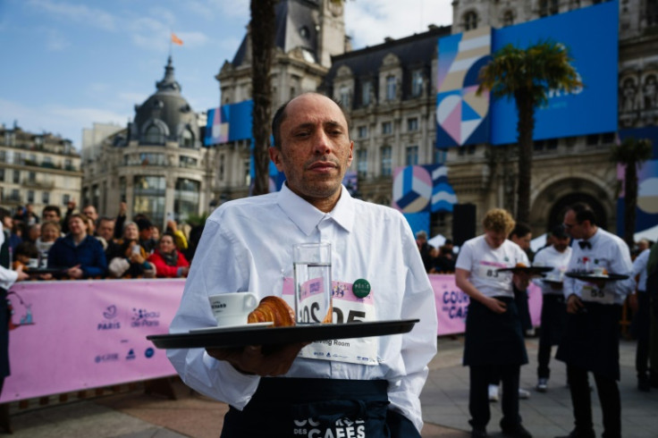 Contestants set off and finished at Paris city hall