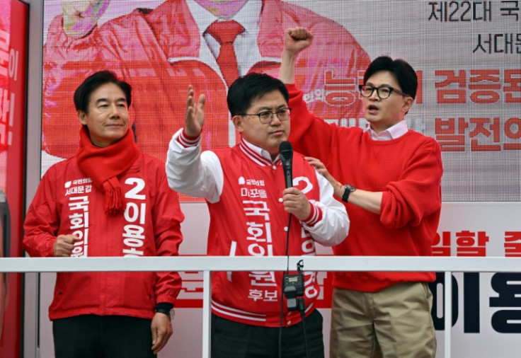 South Korea's ruling People Power Party leader Han Dong-hoon (R) attends a rally in Seoul ahead of parliamentary elections on March 28, 2024