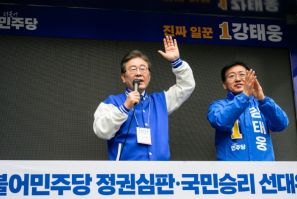 South Korea's main opposition Democratic Party leader Lee Jae-myung (L) speaks to supporters in Seoul on March 28, 2024