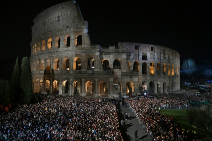 Des milliers de fidèles rassemblés au Colisée avant le Chemin de croix, le 29 mars 2024 à Rome