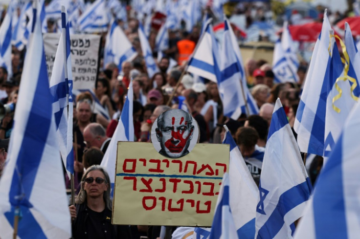 Thousands of Israelis have taken to the streets  to demand Prime Minister Benjamin Netanyahu quit