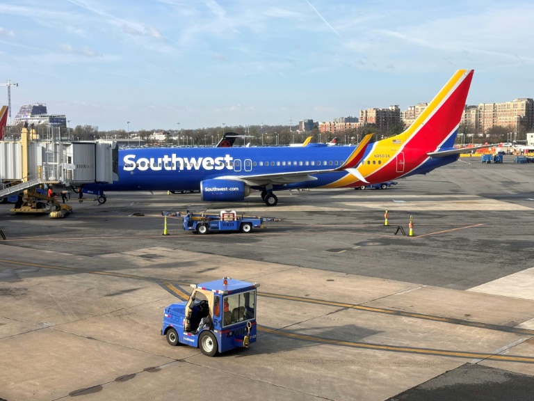 https://d.ibtimes.com/en/full/4520442/southwest-airlines-boeing-737-sits-gate-washingtons-reagan-national-airport-dca-arlington.jpg