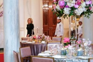 US First Lady Jill Biden (L) arrives to speak during a media preview ahead of the State Dinner for Japan's Prime Minister Fumio Kishida and his spouse Yuko Kishida, at the White House in Washington