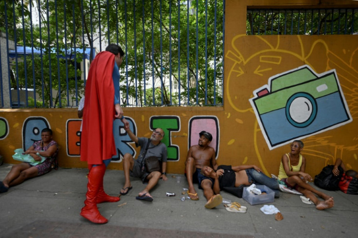 Muylaert greets homeless people in the Tijuca neighborhood in Rio de Janeiro