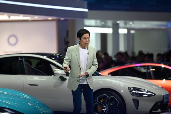 Lei Jun was mobbed by scores of people at the car show