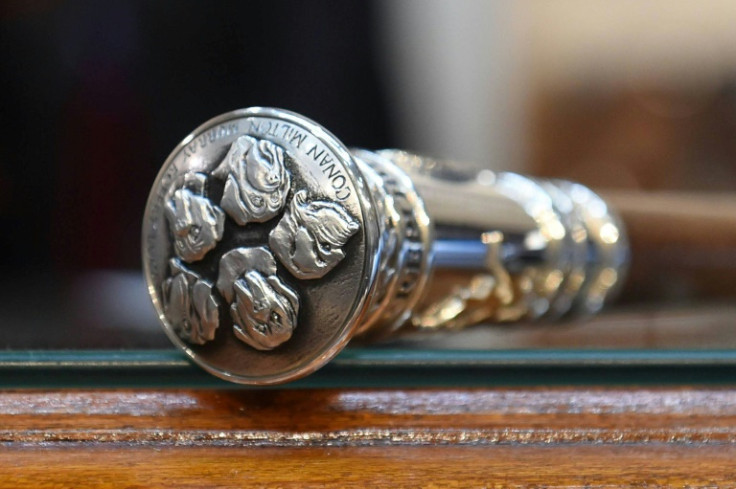 Javier Milei had the faces and names of five dogs engraved on the presidential baton