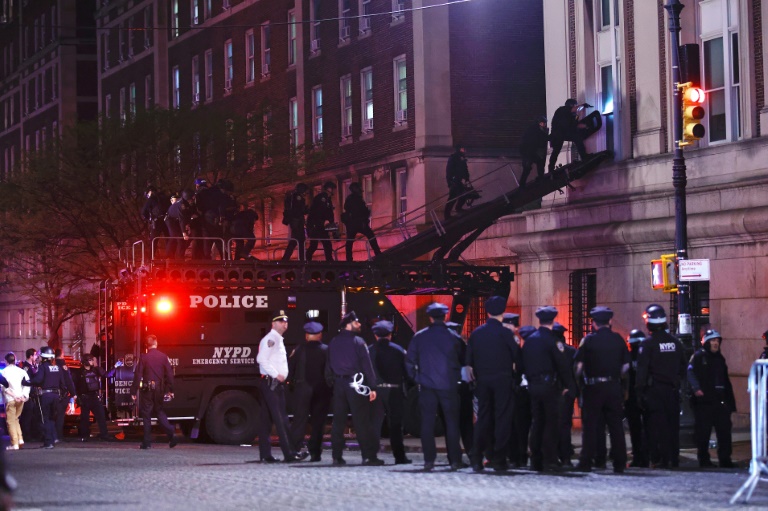 Police Arrest Columbia Students, Clear Occupied Building In Campus ...