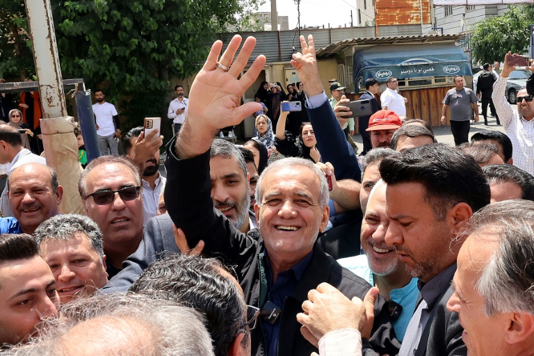 Iran Reformist Pezeshkian Holds Early Lead In Runoff…