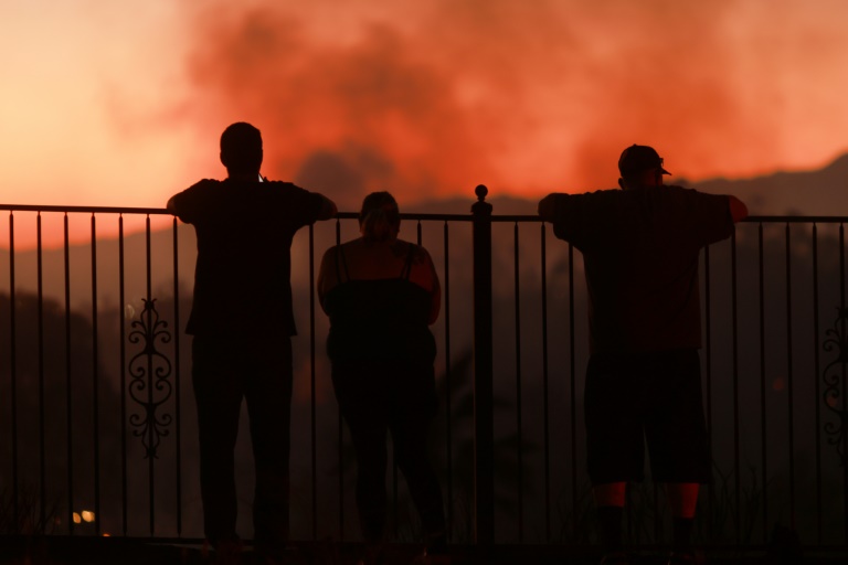 https://d.ibtimes.com/en/full/4537494/people-watch-wildfire-burns-close-properties-riverside-california-july-21-2024.jpg