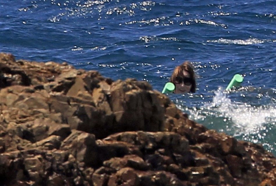 Carla Bruni-Sarkozy swims in the sea