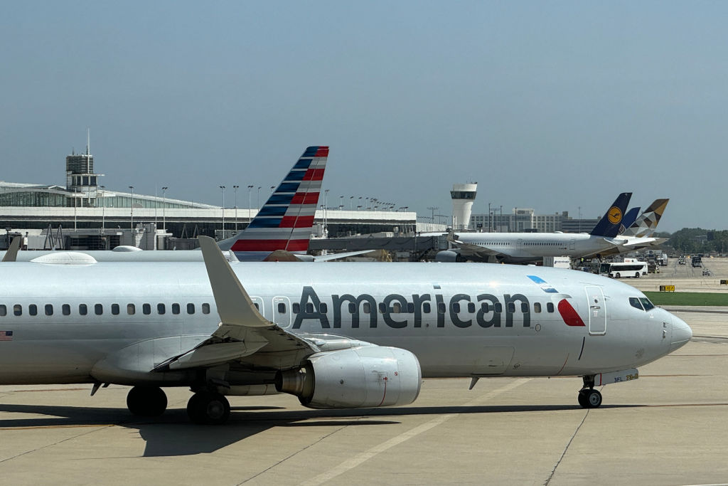 American Airlines Jet Catches Fire, Passengers Evacuate Onto Wings