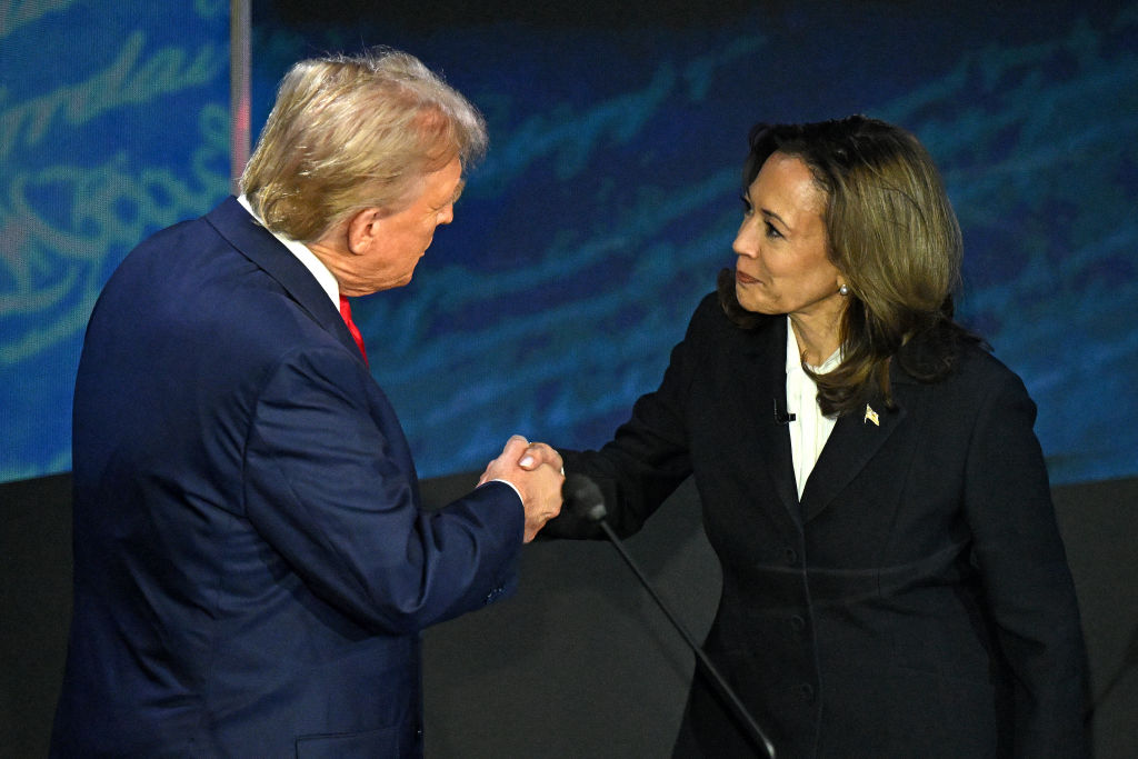 https://d.ibtimes.com/en/full/4546973/trump-harris-shake-hands.jpg