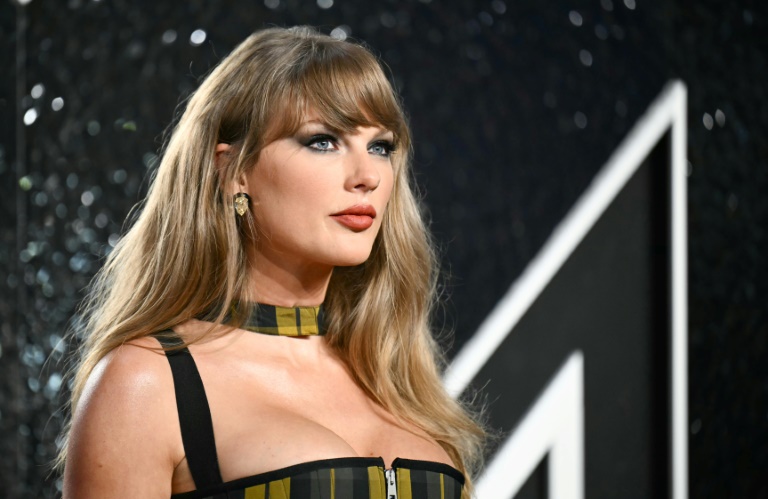 Taylor Swift Again Urges Fans To Vote At MTV VMAs