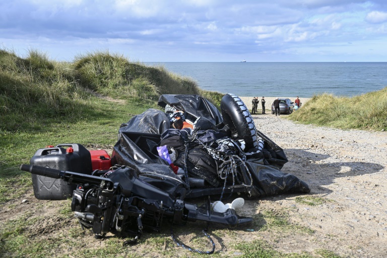 https://d.ibtimes.com/en/full/4548077/boat-ran-aground-rocks-near-town-ambleteuse.jpg