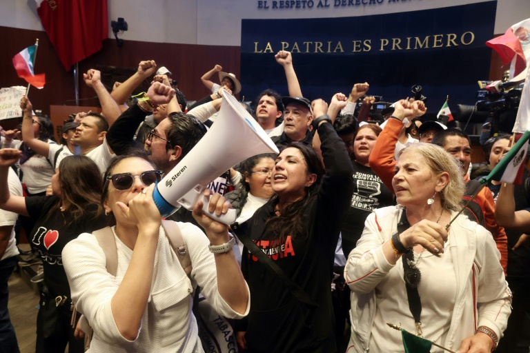 https://d.ibtimes.com/en/full/4548150/demonstrators-are-seen-inside-mexicos-senate-after-storming-building-september-10-disrupt.jpg